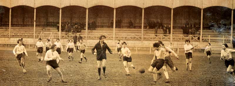 Partida de futebol feminino. França, início do século XX. Foto: Acervo Fémina Sport/Arquivo Museu do Futebol